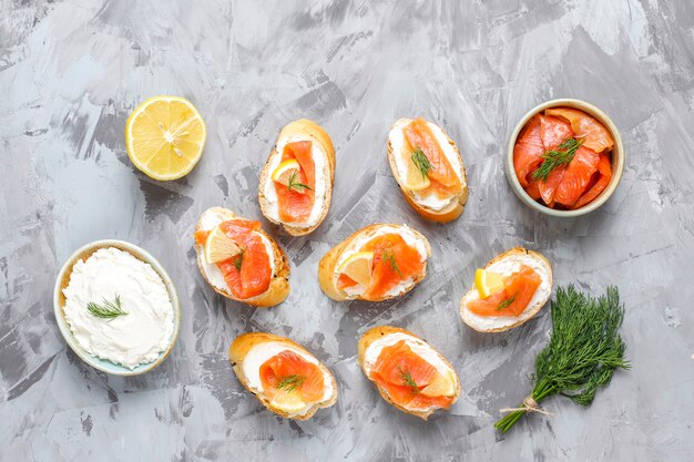 Sandwiches mit geräuchertem Lachs und Frischkäse und Dill.