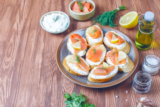 Sandwiches mit geräuchertem Lachs und Frischkäse und Dill.