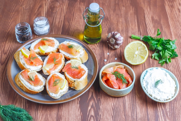 Sandwiches mit geräuchertem Lachs und Frischkäse und Dill.