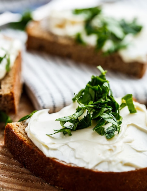 Sandwiches mit geschmolzenem Käse und Kräutern