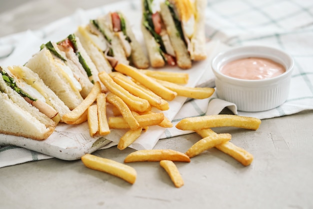 Kostenloses Foto sandwiches mit pommes frites