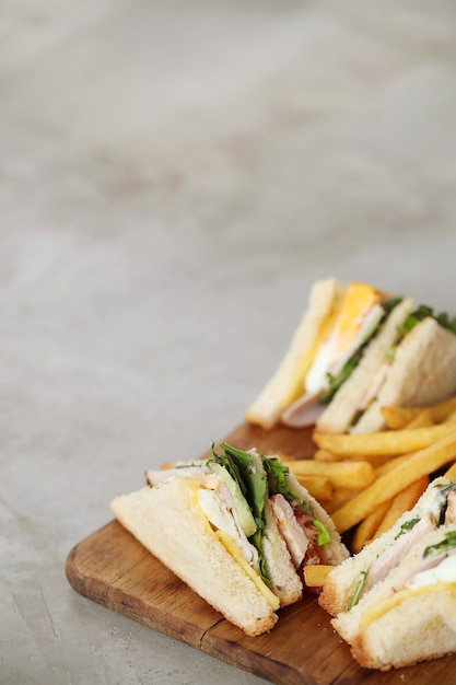 Kostenloses Foto sandwiches mit pommes frites