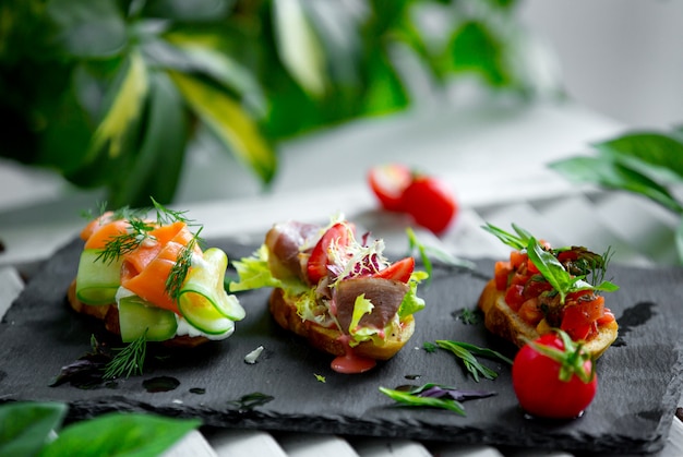 Sandwiches mit Schinken und Gemüse