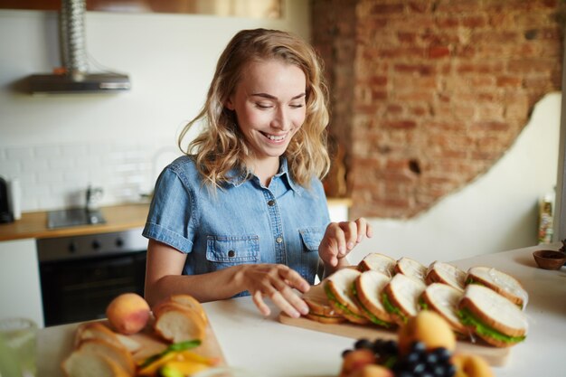 Sandwiches servieren