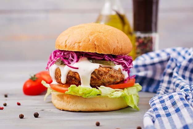 Sandwichhamburger mit saftigen Burgern, Tomate und Rotkohl