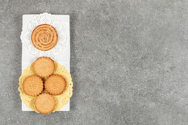 Sandwichplätzchen und Keks mit Sesam auf weißem Teller