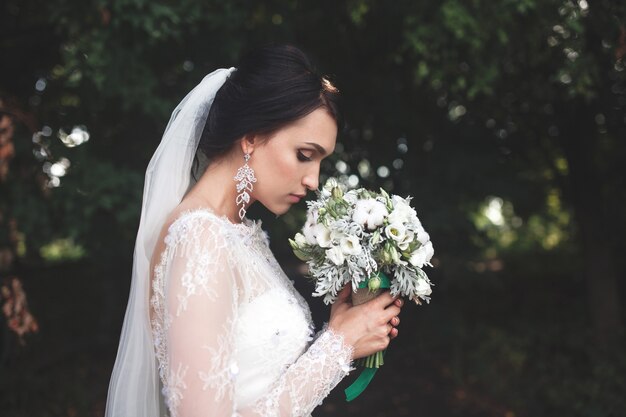 Sanfte Braut riechende Blumenstrauß
