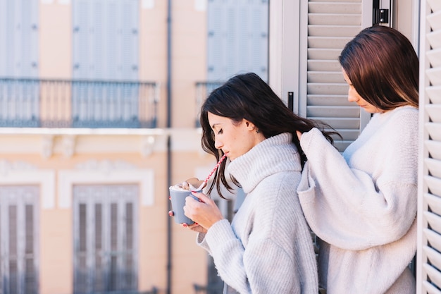 Sanfte Frauen, die Zeit auf Terrasse verbringen