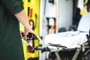 Kostenloses Foto sanitäter bei der arbeit mit einem krankenwagen