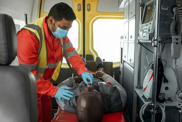 Sanitäter, der das Opfer kontrolliert, mittlerer Schuss