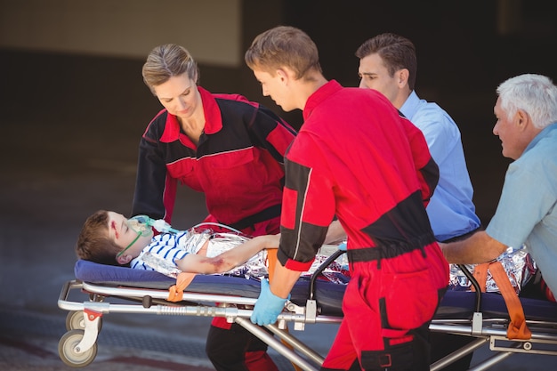 Kostenloses Foto sanitäter, die einen patienten im notfall überstürzen