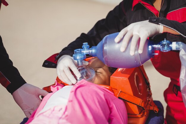 Sanitäter geben dem verletzten Mädchen Sauerstoff