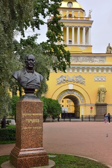 Sankt petersburg-büste von gorchakov am admiralitätsdenkmal für den russischen diplomaten
