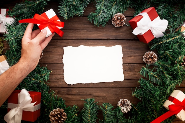 Santa Claus-Buchstabe verziert mit Weihnachtselementen auf einem schönen hölzernen Hintergrund
