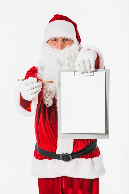 Santa Claus, die in der Hand leeres Klemmbrett hält