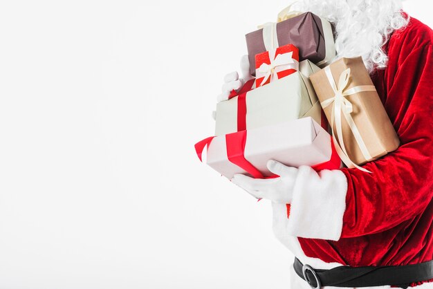 Santa Claus in rot mit Geschenkboxen