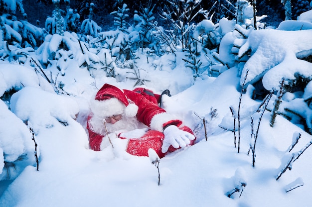 Kostenloses Foto santa kämpft um geschenke zu liefern