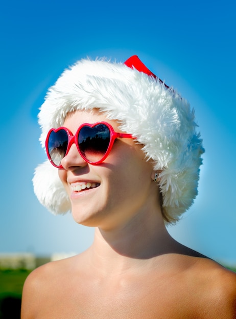 Santa Mädchen tragen herzförmige Sonnenbrille
