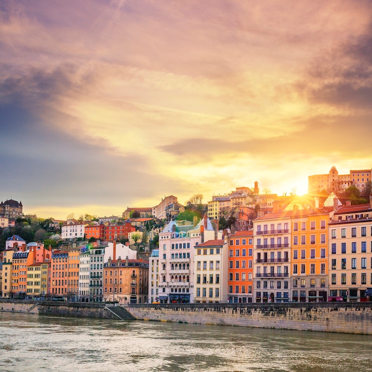 Kostenlose Foto saone fluss in lyon stadt bei sonnenuntergang, frankreich