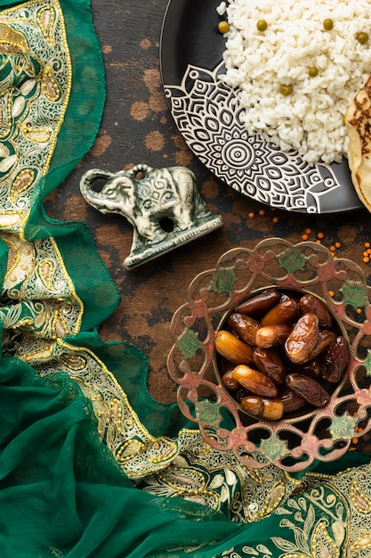 Sari und indisches Essen Arrangement