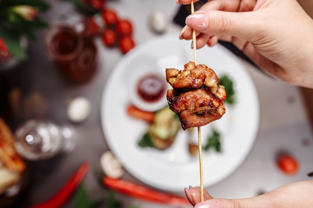 Hühnerspieße mit apfelscheiben und chili | Kostenlose Foto