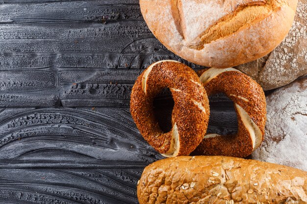 Satz Brot und türkischer Bagel auf einer grauen Holzoberfläche. Draufsicht. Freier Speicherplatz für Ihren Text