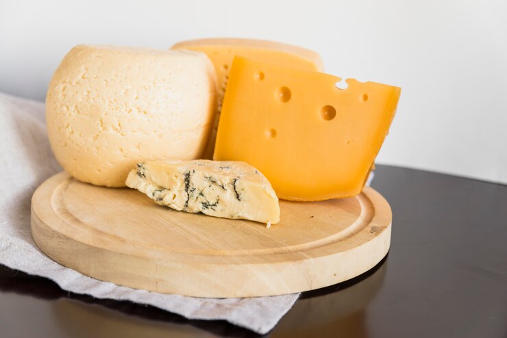 Kostenlose Foto satz geschmackvoller käse auf hölzernem brett