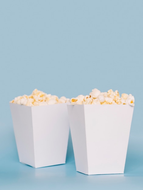 Satz leckere Popcornboxen auf dem Tisch