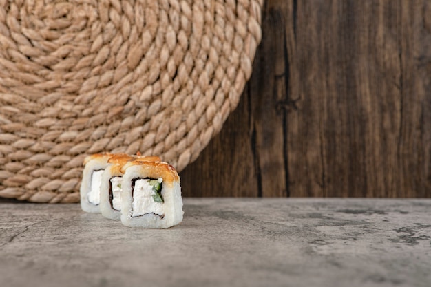 Satz panierte Sushi-heiße Brötchen auf Steintisch