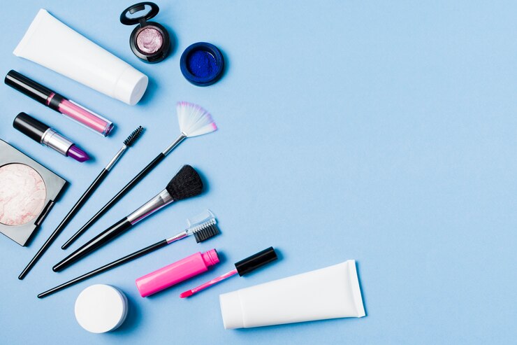 Kostenlose Foto satz professionelle dekorative kosmetik auf heller oberfläche