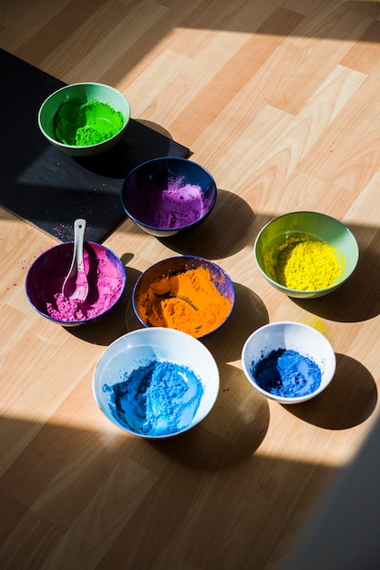 Kostenloses Foto satz schüsseln mit hellen trockenen farben auf fußboden