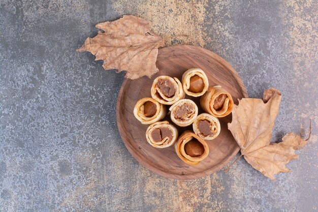 Satz süße Waffeln auf Marmoroberfläche