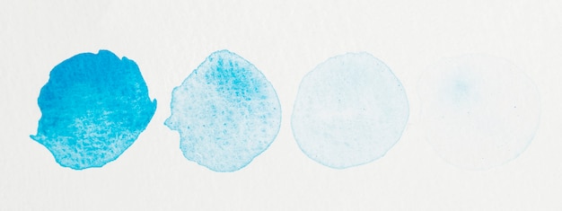 Satz von Aquarellformen. Blauer handgemalter Kreis lokalisiert auf weißer Hintergrundbeschaffenheit