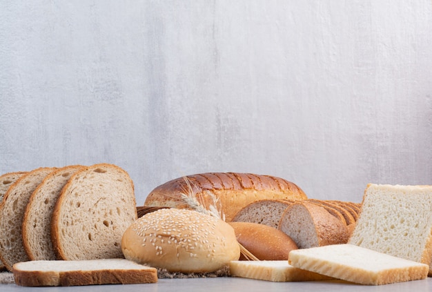 Satz von verschiedenen Brotscheiben auf Marmoroberfläche