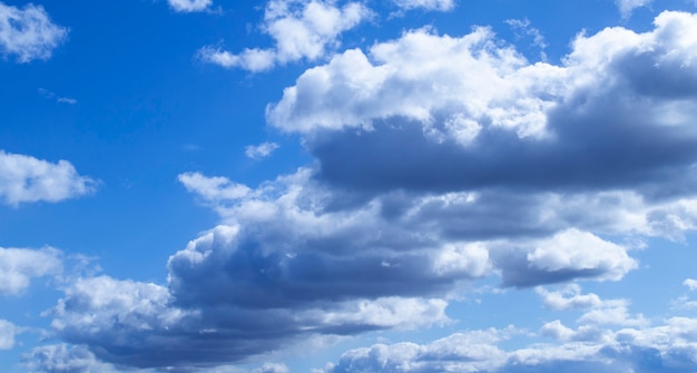 Sauberer Himmel mit luftigen Wolken