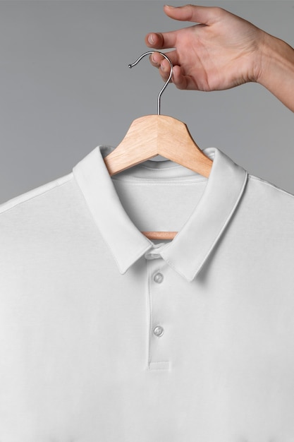 Sauberes und leeres Hemd auf Kleiderbügel