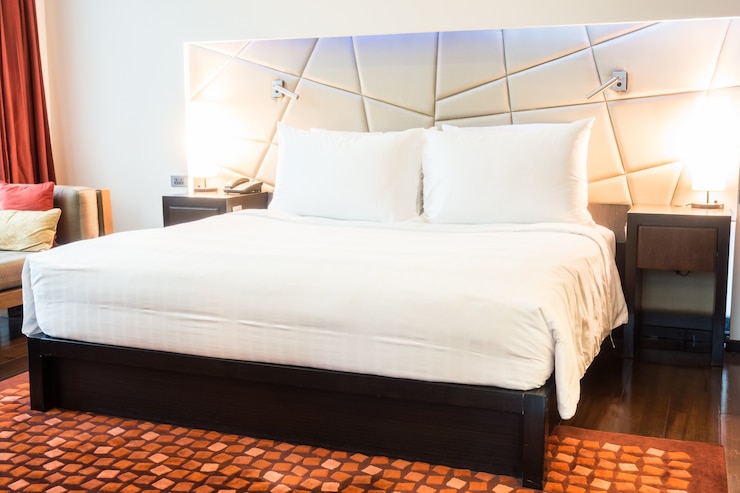 Kostenlose Foto sauberes zimmer mit teppich und großem bett