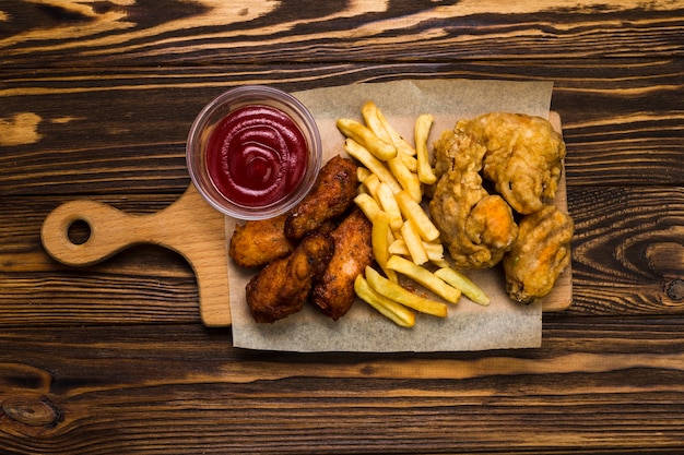 Sauce in der Nähe von Hühnchen und Pommes frites