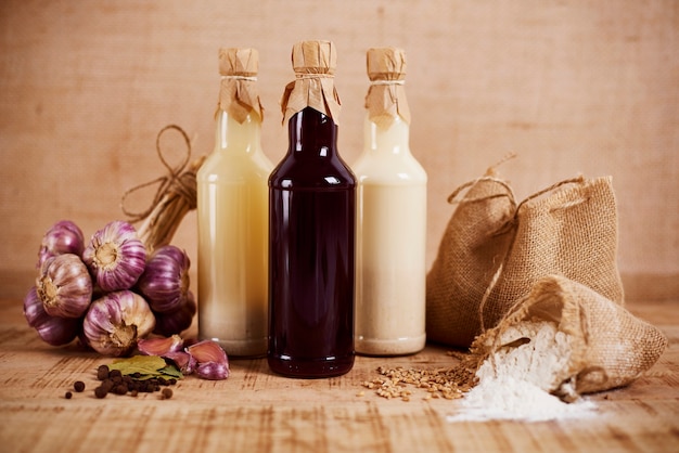 Sauerteig für saure Suppe aus Roggenmehl und Knoblauch