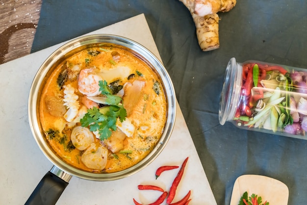 Kostenloses Foto saure meeresfrüchte suppe oder tom yum meeresfrüchte