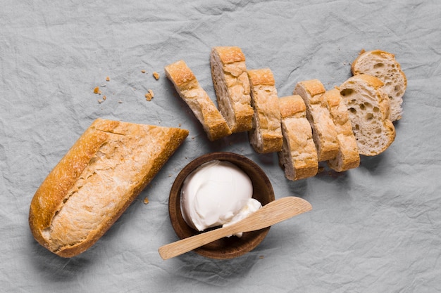 Saure Sahne in der Schüssel und in den Scheiben brot