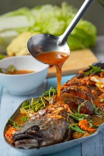 Saures Curry mit Schlangenkopffisch, scharfem Garten-Hot Pot, thailändischem Essen.