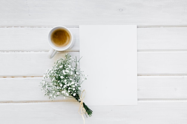 Schablone, Kaffeetasse und Blumenstrauß