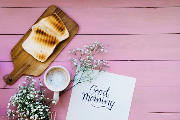 Schablone, Toast, Kaffee und Blumen