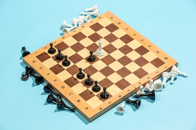 Schachbrett- und Spielkonzept. Geschäftsideen, Wettbewerb, Strategie und neues Ideenkonzept.