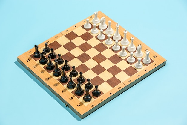 Schachbrett- und Spielkonzept von Geschäftsideen und Wettbewerb.