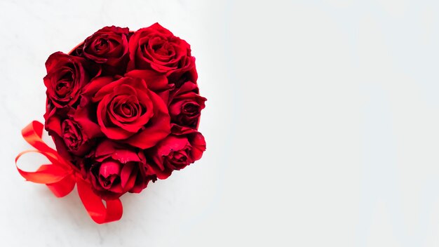 Schachtel mit roten Rosen Hintergrund