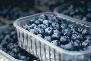 Kostenloses Foto schachtel oder kiste mit vielen behältern mit frisch gepflückten blaubeeren