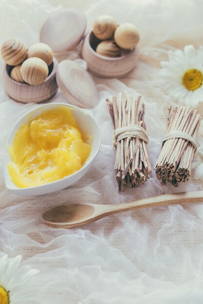 Schachteln mit Holzkugeln und Sheabutter