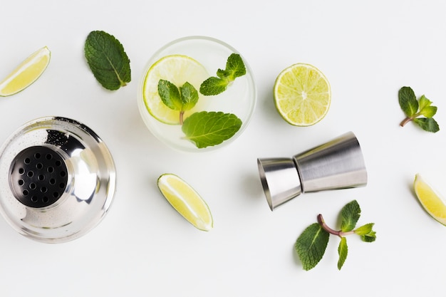 Schälen Sie die Cocktail-Essentials mit Limette und Shaker